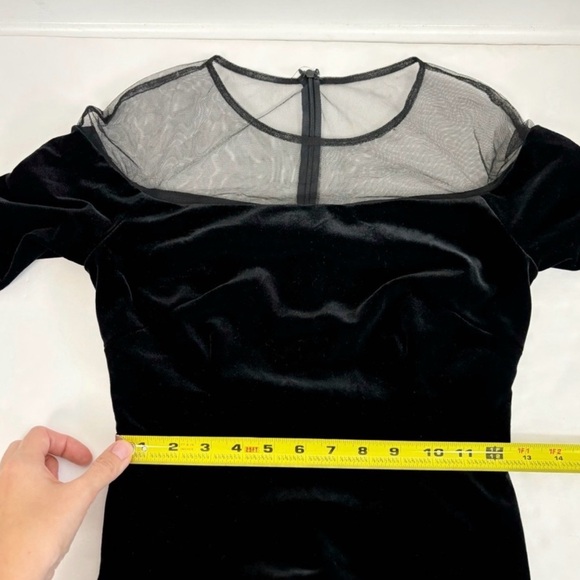 Betsy and Adam Women's Bell Sleeve Striped Mesh Velvet Gown Black Size 2 - Picture 6 of 8